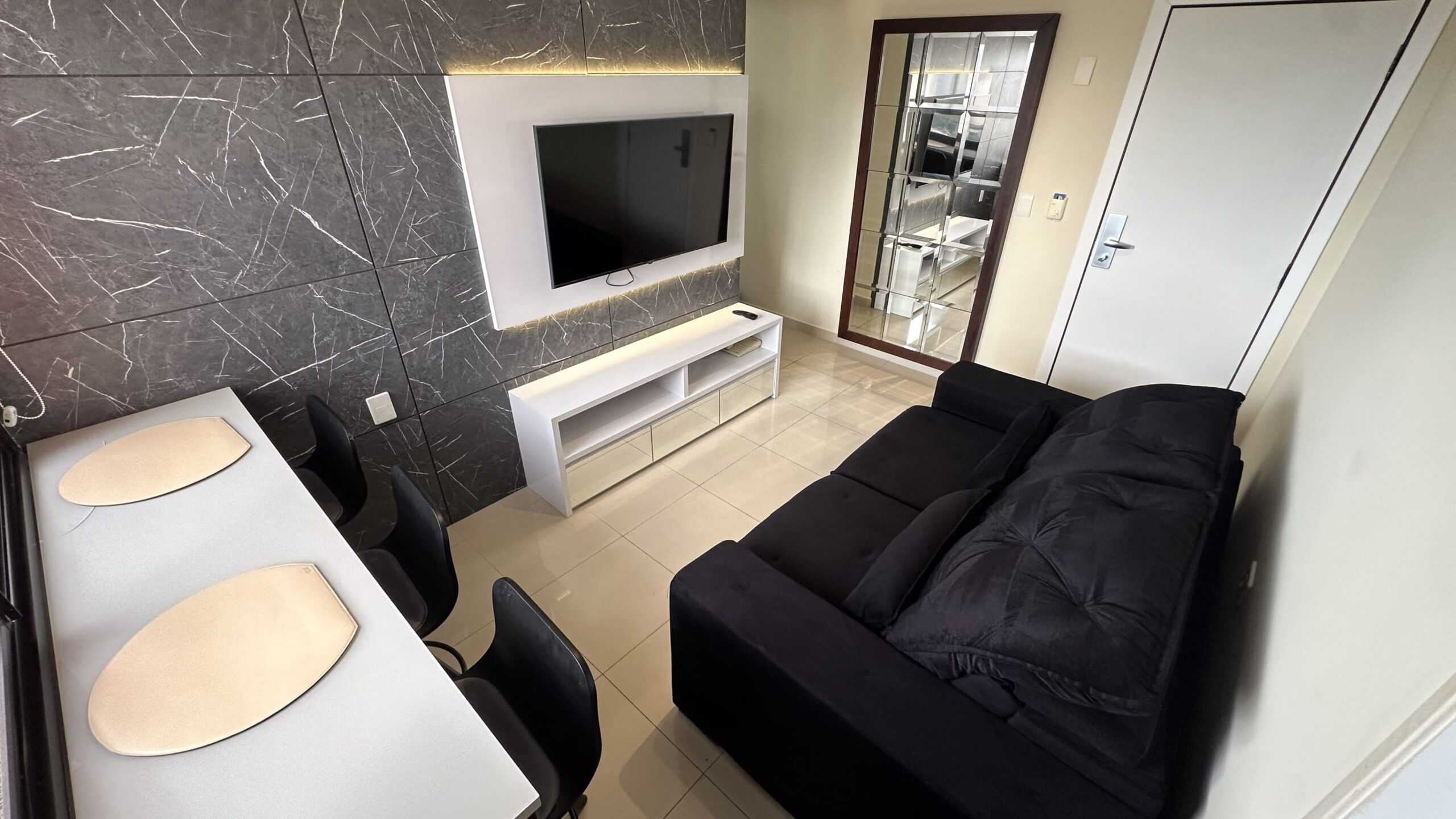 Sala com vista panorâmica da cidade