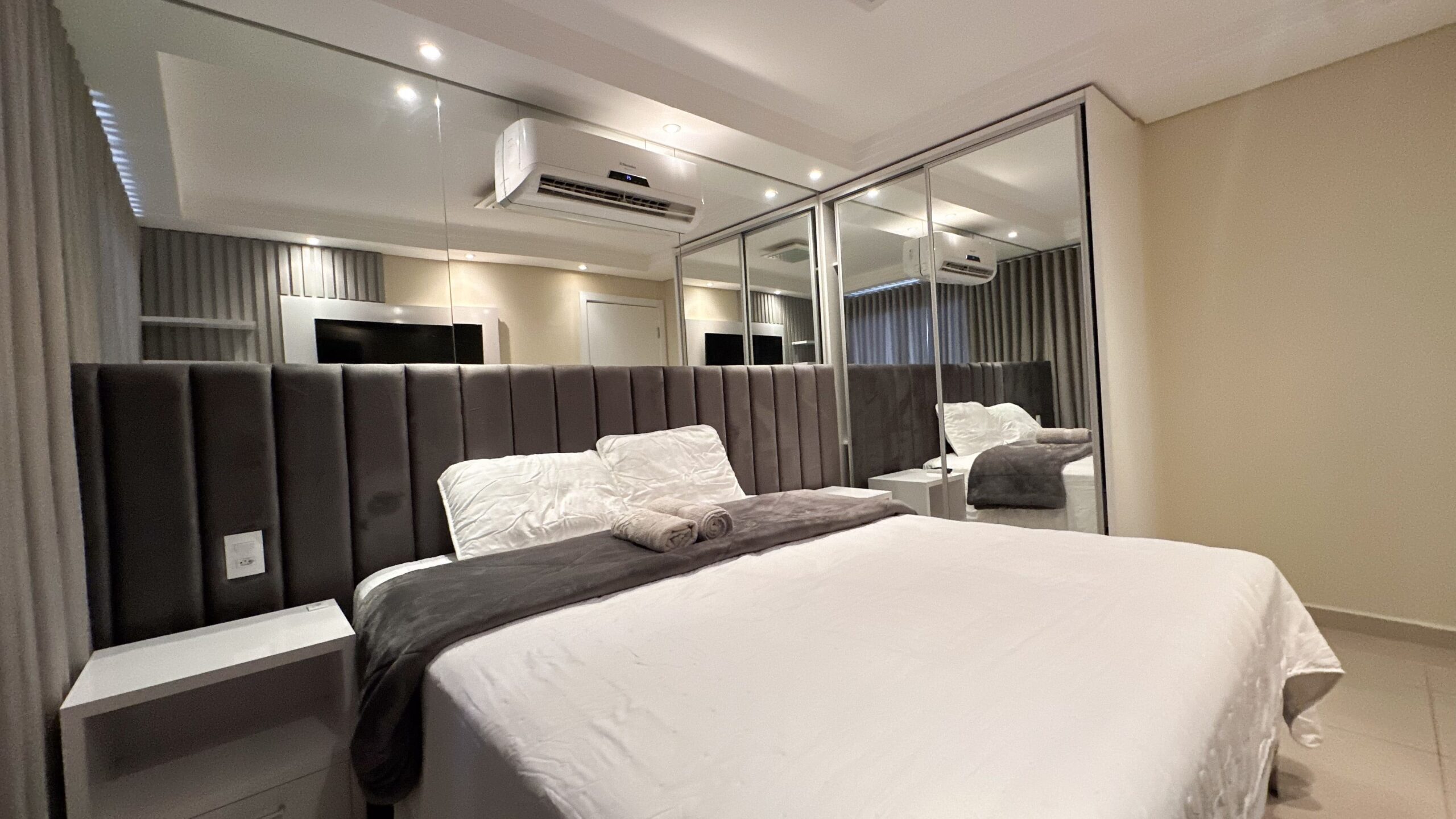 Quarto com guarda-roupas espaçoso