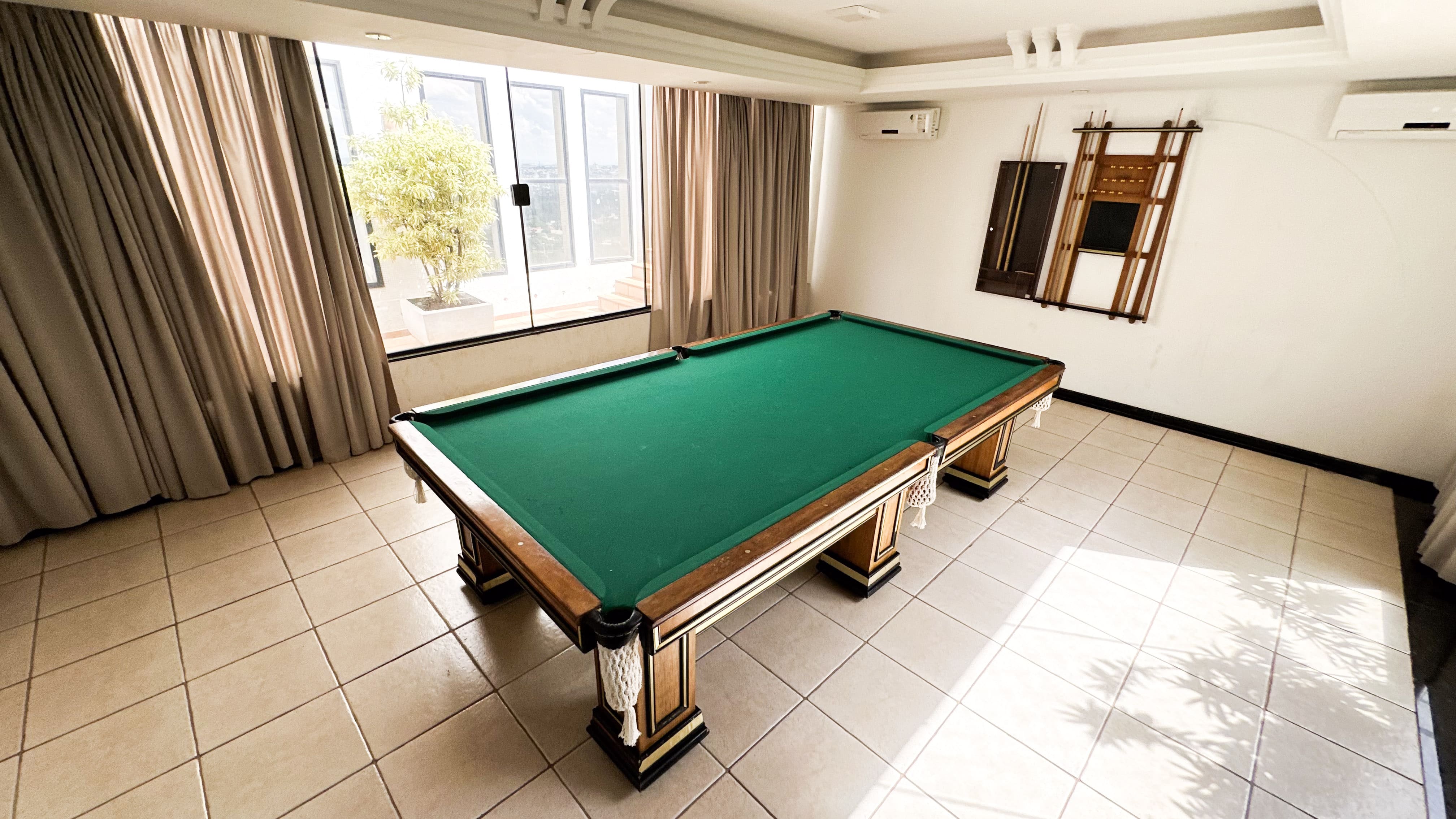 Sala de jogos com mesa de sinuca