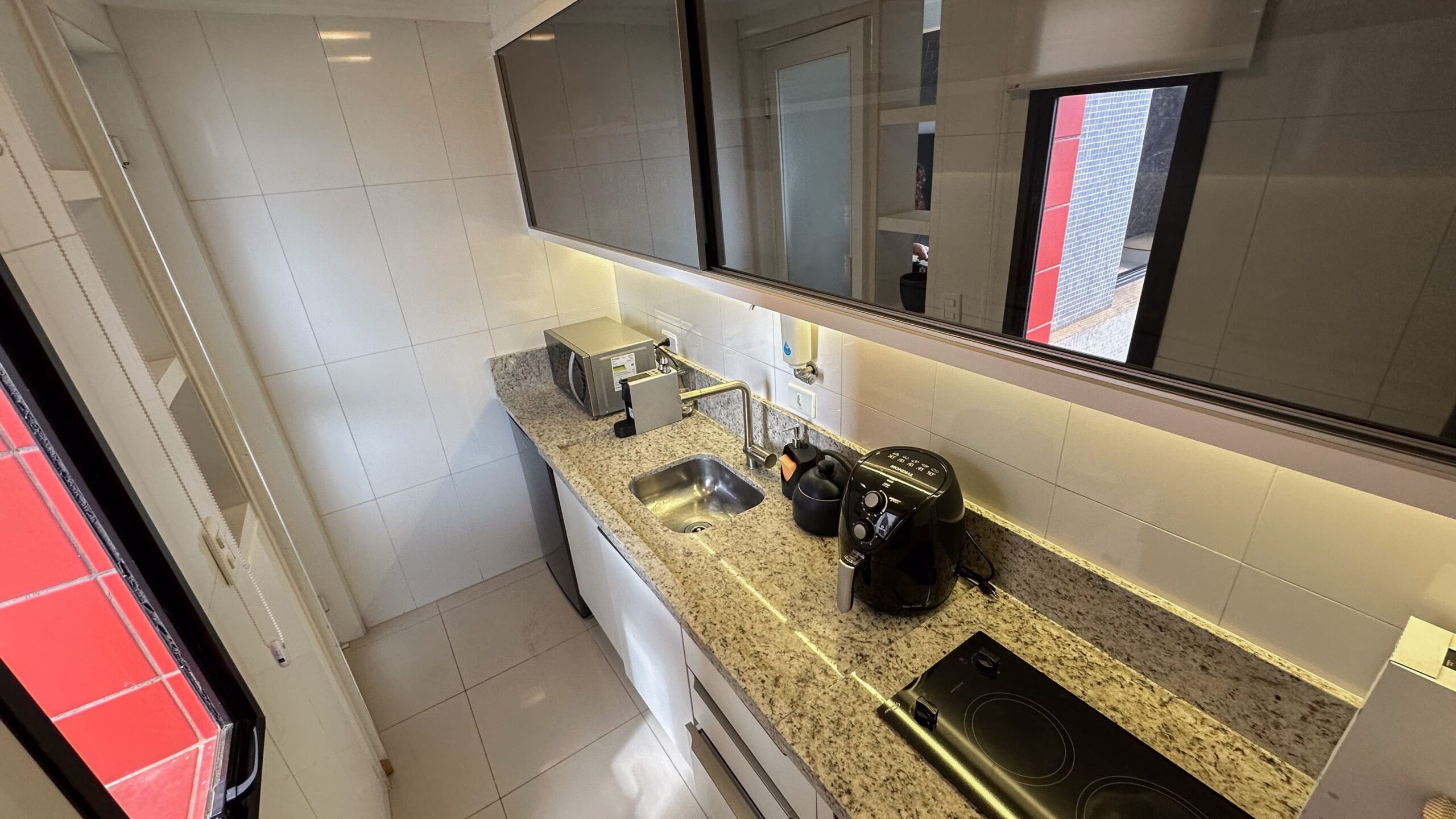 Cozinha moderna com eletrodomésticos